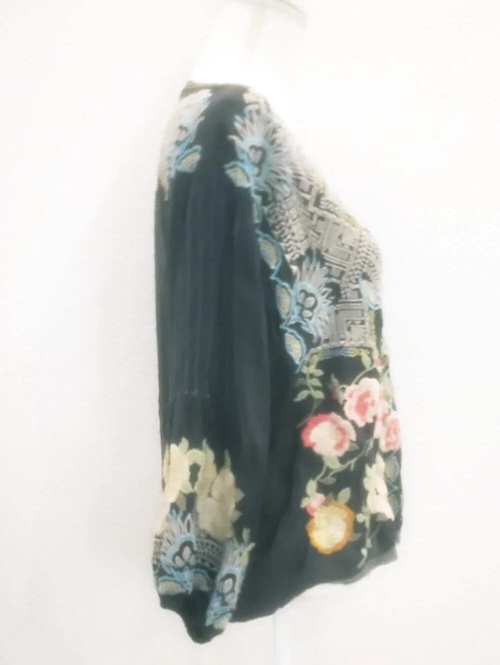 Johnny Was Gray Floral Embroidered Boho Blouse Size Medium - Picture 4 of 7